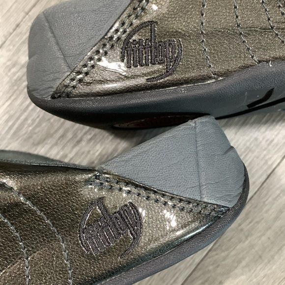 Fitflop Gray/Pewter Patent Leather Slip-On Thong Style Sandals size 7 - Picture 6 of 9